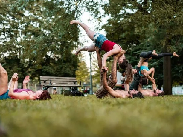 Acroyoga débutant en groupe pour cohésion et confiance Acroyoga débutant en groupe pour cohésion et confiance